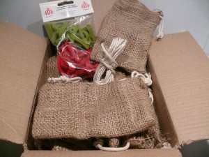 Bastelkit Adventskalender - 24 Jutebeutel, 24 Filzzahlen rot/grün+ Kordel