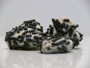 Salzinger Knusper-Salmiak-Dreiecke in weißer Schokolade mit Lakritzstreuseln, 100 Gramm